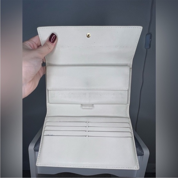 Louis Vuitton Sarah Patent
Leather Wallet  full enclosure : box  and dust bag - Picture 4 of 11